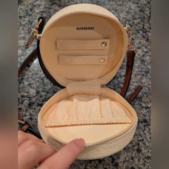 Burberry Goddess Round Crossbody Bag in Beige - Picture 4 of 11